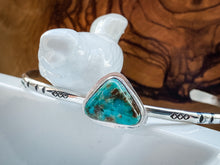 Load image into Gallery viewer, Cumpas Turquoise cuff- tri-cut stone
